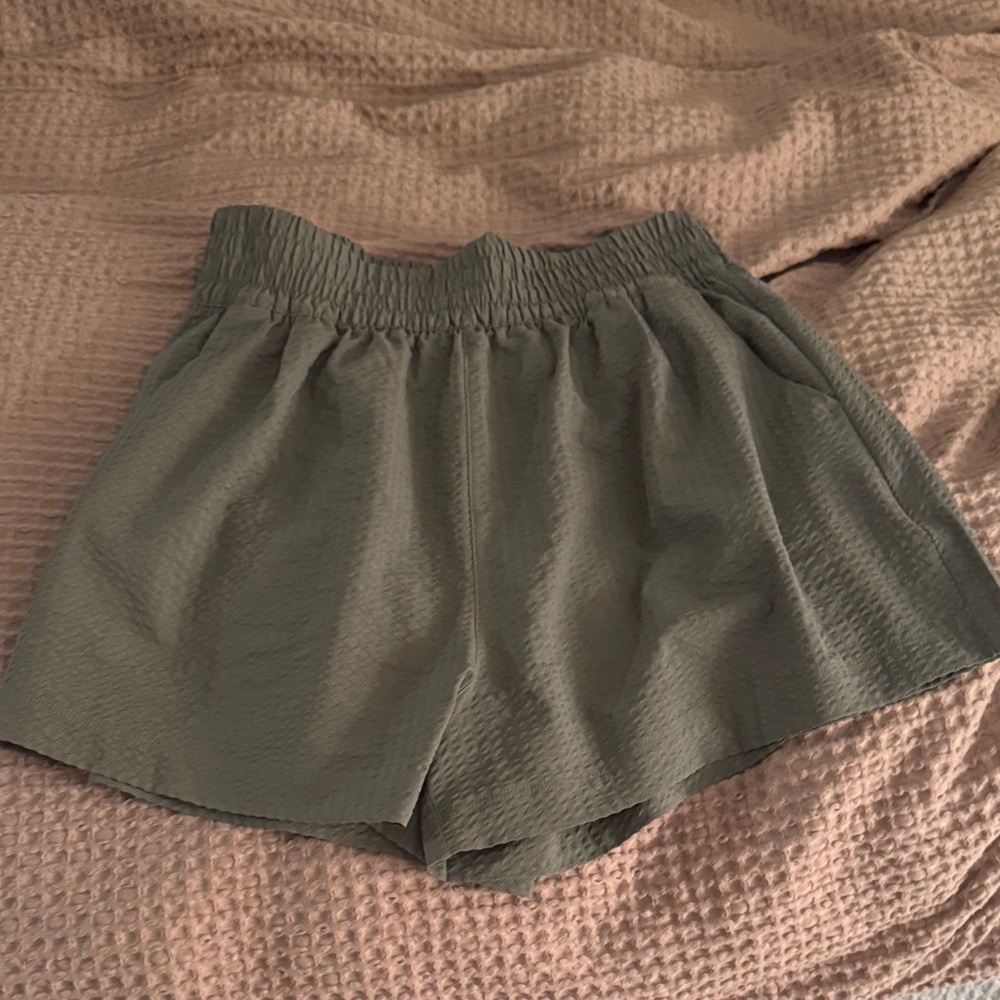 Vuori High Waist Women's Shorts in Forest Green